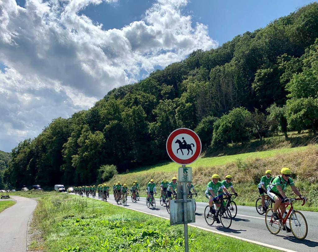 Tour der Hoffnung 2023 auf dem Weg übers Land.